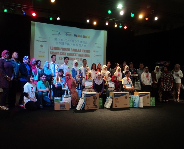 Penyerahan piala dan kenang2an