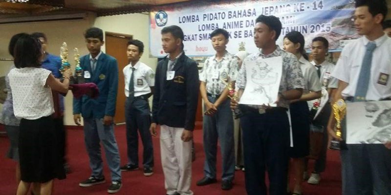 penyerahan hadiah oleh juri