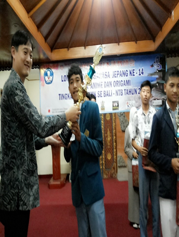 penyerahan hadiah oleh komjen